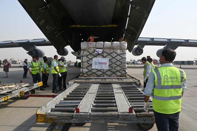 Cận cảnh máy bay vận tải Mỹ chuyển hàng cứu Ấn Độ thoát bão Covid-19 - 4