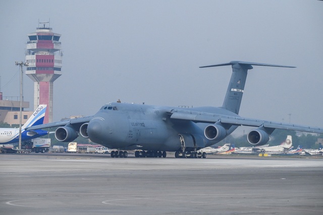 Cận cảnh máy bay vận tải Mỹ chuyển hàng cứu Ấn Độ thoát bão Covid-19 - 1