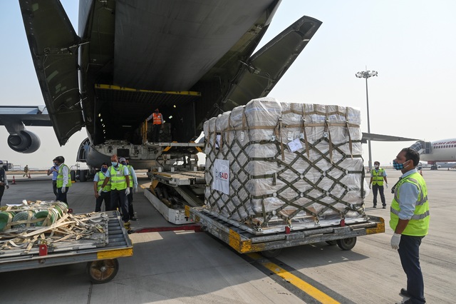Cận cảnh máy bay vận tải Mỹ chuyển hàng cứu Ấn Độ thoát bão Covid-19 - 7