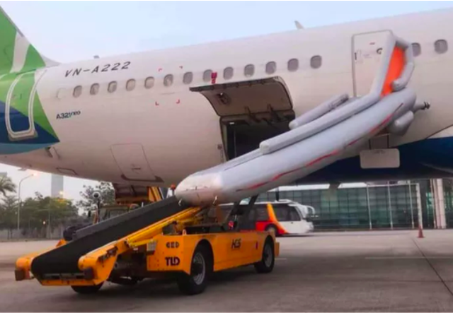 Máy bay tại Nội Bài sắp cất cánh bất ngờ bị bung máng trượt thoát hiểm  - 1