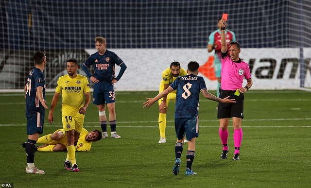 Arsenal gục ngã trước Villarreal trong trận cầu mưa thẻ phạt - 10
