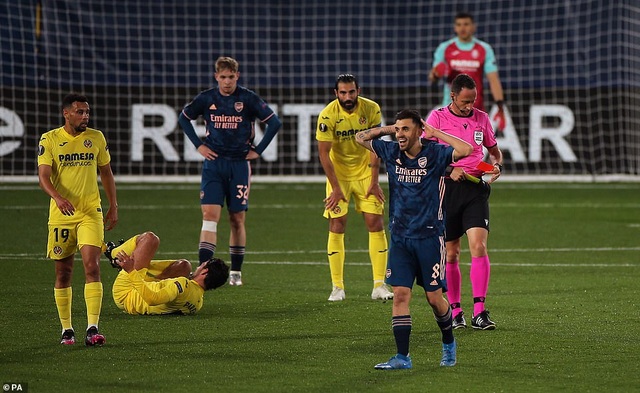 Arsenal gục ngã trước Villarreal trong trận cầu mưa thẻ phạt - 11