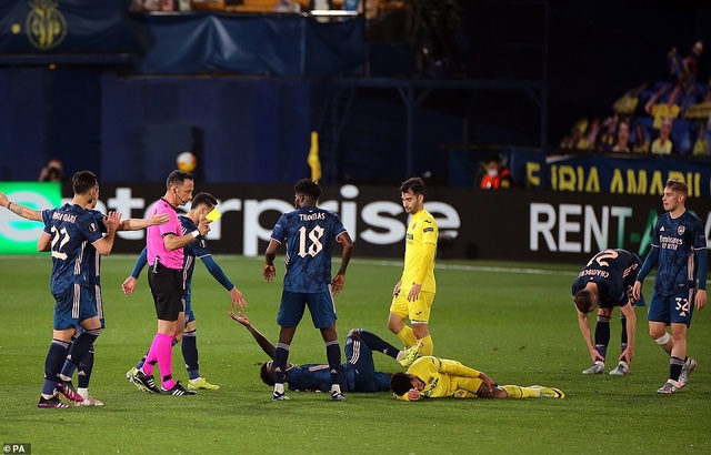 Arsenal gục ngã trước Villarreal trong trận cầu mưa thẻ phạt - 12