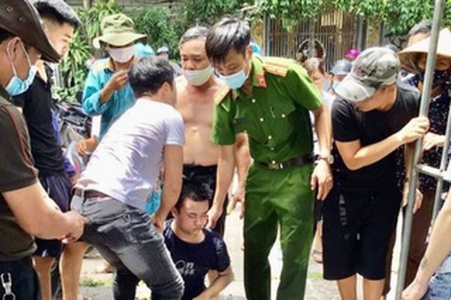 Người dân và 2 chiến sĩ công an kịp thời ứng cứu nam sinh nhảy cầu tự vẫn - 1 Người dân và 2 chiến sĩ công an kịp thời ứng cứu nam sinh nhảy cầu tự vẫn - 1