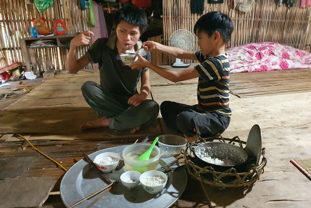 Thương cậu bé trong nhà sàn sắp sập nghỉ học chăm mẹ và người anh khác cha - 3