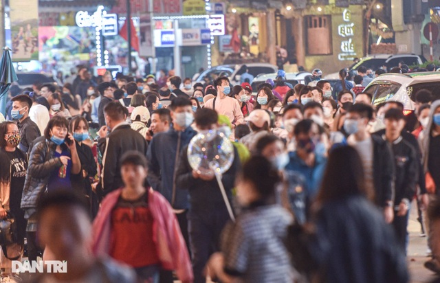 Sa Pa is crowded with tourists at midnight, many roads are congested - 2