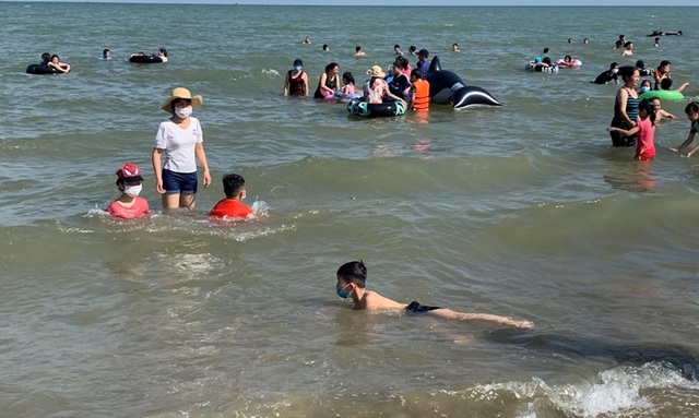 Hình ảnh khác lạ tại bãi biển Sầm Sơn trong ngày đầu nghỉ lễ - 13