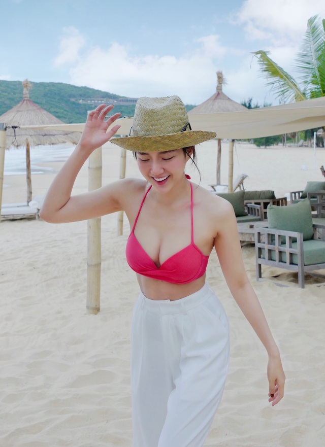 Nghỉ lễ, hot girl Reuters tung ảnh bikini nóng bỏng khiến fans xuýt xoa - 2