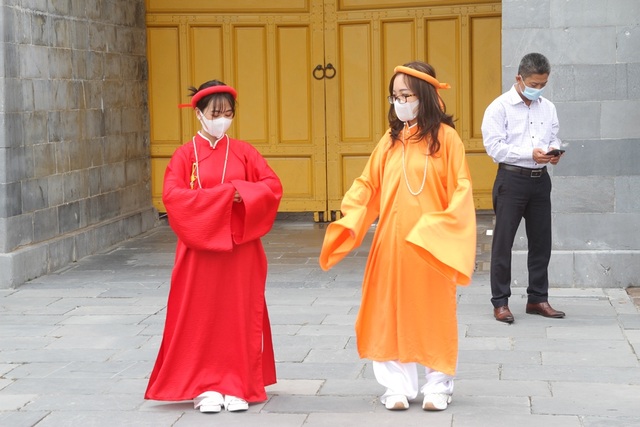 Tourists cover up a mask to visit the ancient capital of Hue - 9