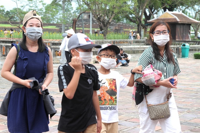 Tourists cover up a mask to visit the ancient capital of Hue - 10