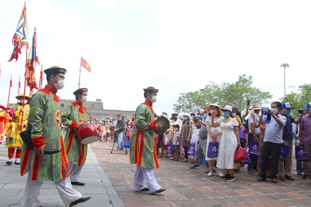 Tourists cover up a mask to visit the ancient capital of Hue - 11