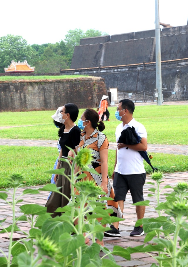 Tourists cover up a mask to visit the ancient capital of Hue - 12