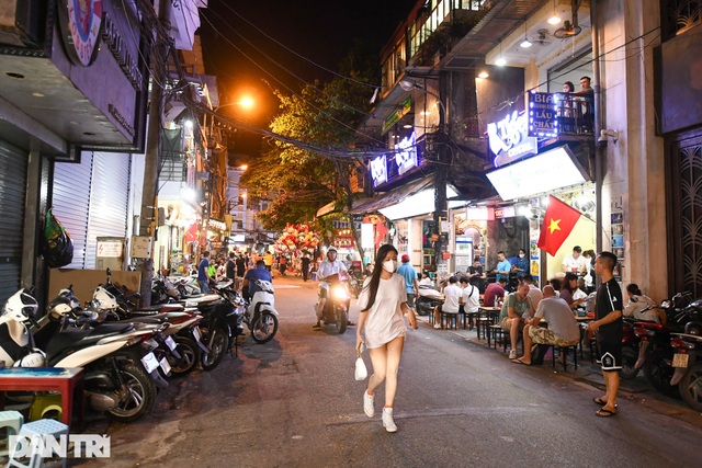 Hà Nội đóng cửa quán bar, karaoke..., phố Tây Tạ Hiện vẫn tấp nập khách - 10 Hà Nội đóng cửa quán bar, karaoke..., phố Tây Tạ Hiện vẫn tấp nập khách - 10