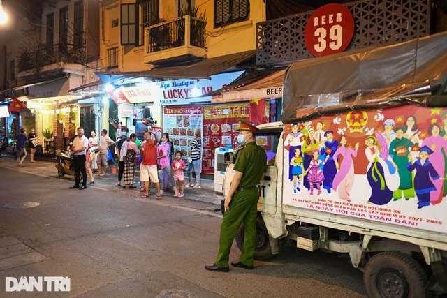 Hà Nội đóng cửa quán bar, karaoke..., phố Tây Tạ Hiện vẫn tấp nập khách - 11