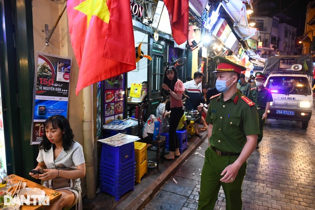 Hà Nội đóng cửa quán bar, karaoke..., phố Tây Tạ Hiện vẫn tấp nập khách - 12 Hà Nội đóng cửa quán bar, karaoke..., phố Tây Tạ Hiện vẫn tấp nập khách - 12