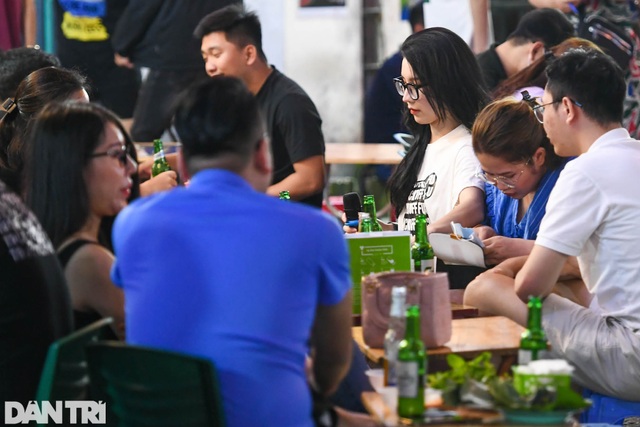 Hà Nội đóng cửa quán bar, karaoke..., phố Tây Tạ Hiện vẫn tấp nập khách - 9 Hà Nội đóng cửa quán bar, karaoke..., phố Tây Tạ Hiện vẫn tấp nập khách - 9