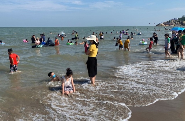 Sam Son reversed: tourists poured in, the beach was full of people - 2