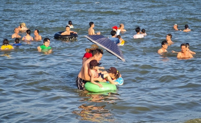 Sam Son reversed: tourists poured in, the beach was full of people - 10