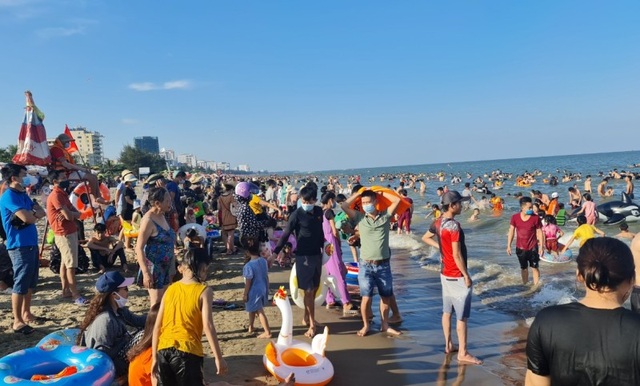 Sam Son reverses: tourists flock to, the beach is full of people - 6