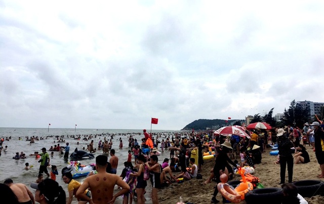 Bãi biển Sầm Sơn vẫn đông nghịt người, thành phố ra công văn khẩn - 4 Bãi biển Sầm Sơn vẫn đông nghịt người, thành phố ra công văn khẩn - 4
