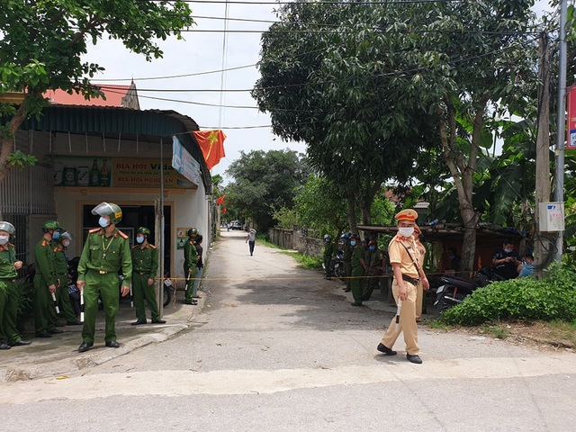 Lực lượng công an được điều động đến hiện trường làm nhiệm vụ rất đông. 