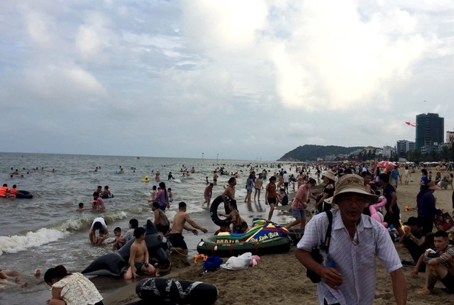 Bãi biển Sầm Sơn vẫn đông nghịt người, thành phố ra công văn khẩn - 3 Bãi biển Sầm Sơn vẫn đông nghịt người, thành phố ra công văn khẩn - 3