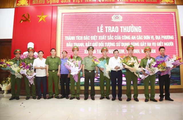 Trao thưởng cho lực lượng bắt giữ thành công đối tượng bắn 2 người tử vong - 3