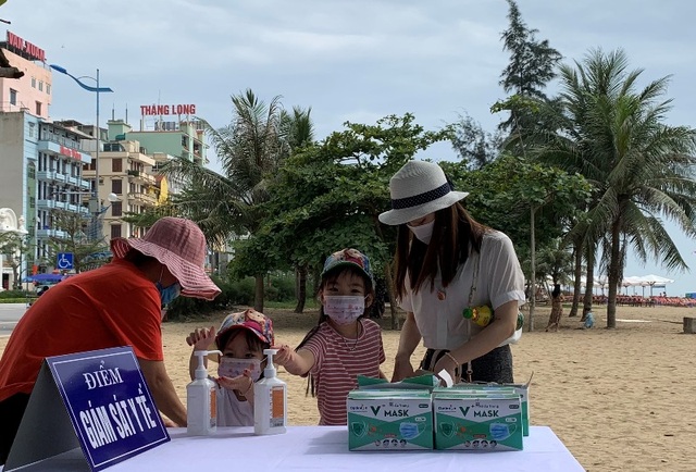 Bãi biển Sầm Sơn vẫn đông nghịt người, thành phố ra công văn khẩn - 2 Bãi biển Sầm Sơn vẫn đông nghịt người, thành phố ra công văn khẩn - 2