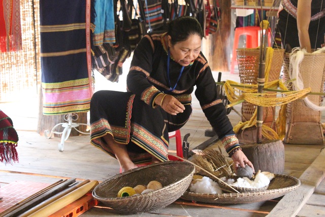 Bà con Ba Na chung tay lưu giữ nghề dệt thổ cẩm truyền thống - 4 Bà con Ba Na chung tay lưu giữ nghề dệt thổ cẩm truyền thống - 4
