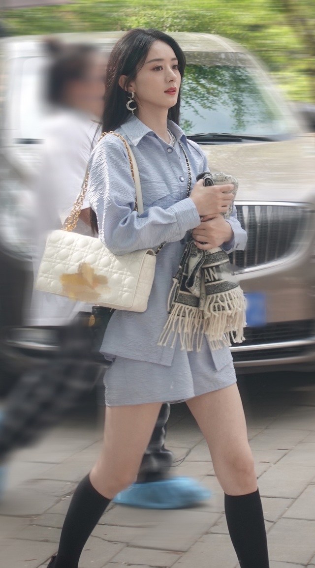 Triệu Lệ Dĩnh tái xuất xinh đẹp sau thông báo ly hôn gây sốc - 3 Triệu Lệ Dĩnh tái xuất xinh đẹp sau thông báo ly hôn gây sốc - 3