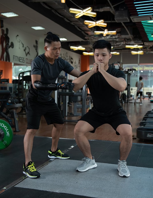 Chàng trai 9X khuyết tay lột xác thành HLV gym - 6 Chàng trai 9X khuyết tay lột xác thành HLV gym - 6