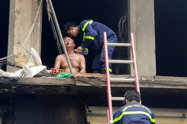Hai người ám khói đen toàn thân bất ngờ bước ra từ đám cháy chung cư - 4 Hai người ám khói đen toàn thân bất ngờ bước ra từ đám cháy chung cư - 4