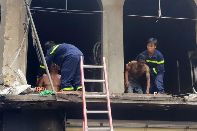 Hai người ám khói đen toàn thân bất ngờ bước ra từ đám cháy chung cư - 5 Hai người ám khói đen toàn thân bất ngờ bước ra từ đám cháy chung cư - 5