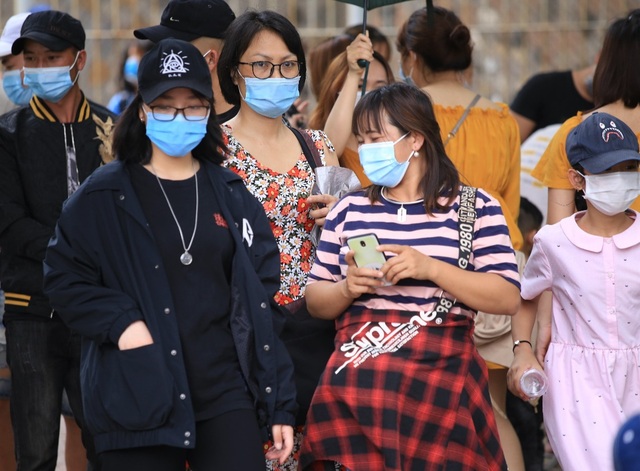 Hàng nghìn người đổ về công viên nghỉ lễ nhưng quên đeo khẩu trang - 6 Hàng nghìn người đổ về công viên nghỉ lễ nhưng quên đeo khẩu trang - 6