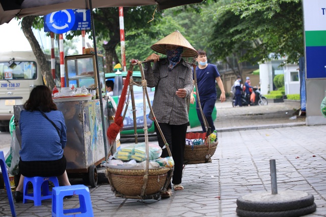 Người lao động tự do miệt mài mưu sinh trong ngày Quốc tế lao động - 1 Người lao động tự do miệt mài mưu sinh trong ngày Quốc tế lao động - 1