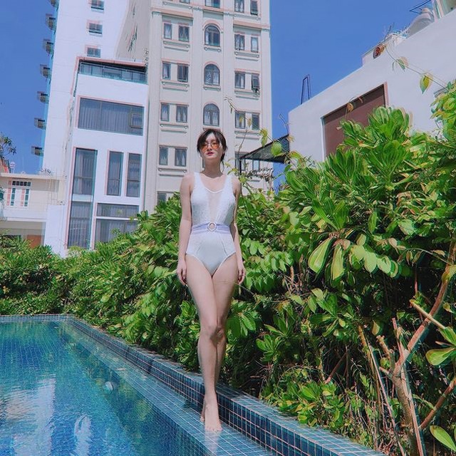 Hội gái xinh yêu cầu thủ Việt khoe dáng nóng bỏng với bikini - 2