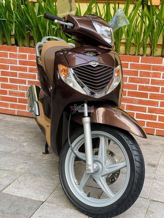 Honda SH 2008 màu sôcôla giá hơn 250 triệu đồng gây sốt - 2 Honda SH 2008 màu sôcôla giá hơn 250 triệu đồng gây sốt - 2