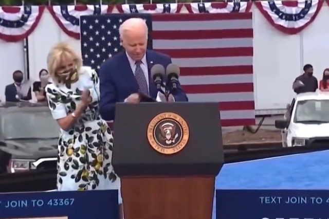 Video ông Biden loay hoay tìm khẩu trang trên sân khấu gây tranh cãi - 1 Video ông Biden loay hoay tìm khẩu trang trên sân khấu gây tranh cãi - 1