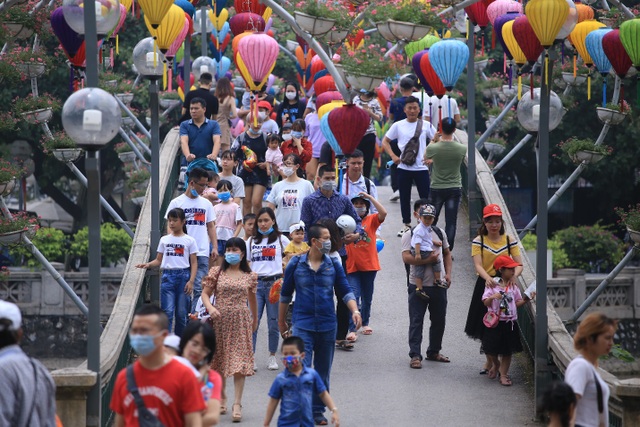Hàng nghìn người đổ về công viên nghỉ lễ nhưng quên đeo khẩu trang - 1 Hàng nghìn người đổ về công viên nghỉ lễ nhưng quên đeo khẩu trang - 1
