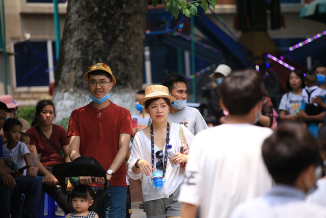 Hàng nghìn người đổ về công viên nghỉ lễ nhưng quên đeo khẩu trang - 2 Hàng nghìn người đổ về công viên nghỉ lễ nhưng quên đeo khẩu trang - 2