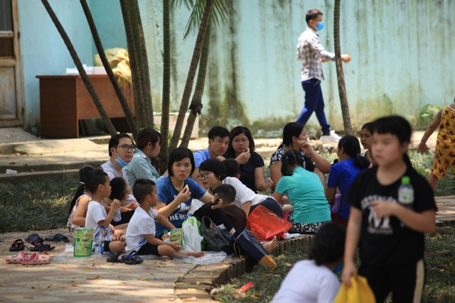 Hàng nghìn người đổ về công viên nghỉ lễ nhưng quên đeo khẩu trang - 3 Hàng nghìn người đổ về công viên nghỉ lễ nhưng quên đeo khẩu trang - 3