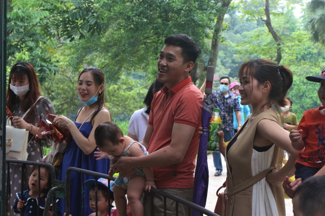Hàng nghìn người đổ về công viên nghỉ lễ nhưng quên đeo khẩu trang - 4 Hàng nghìn người đổ về công viên nghỉ lễ nhưng quên đeo khẩu trang - 4