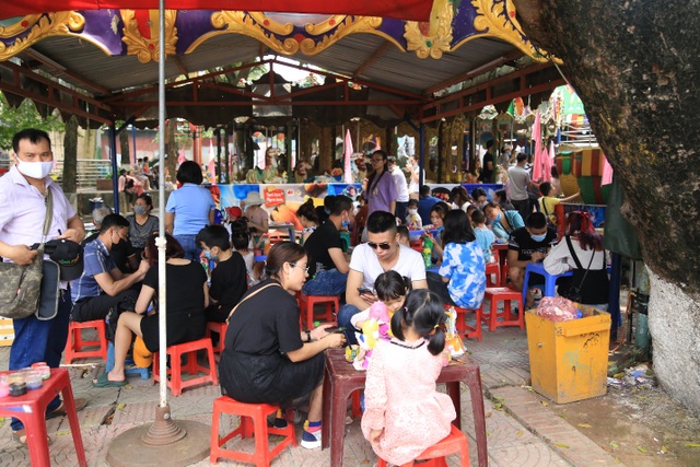 Hàng nghìn người đổ về công viên nghỉ lễ nhưng quên đeo khẩu trang - 5 Hàng nghìn người đổ về công viên nghỉ lễ nhưng quên đeo khẩu trang - 5
