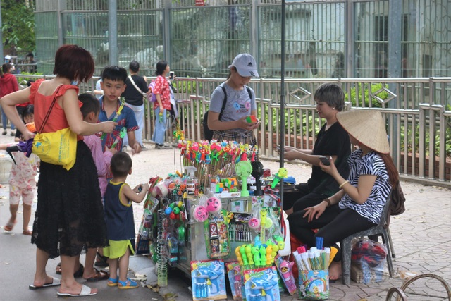 Hàng nghìn người đổ về công viên nghỉ lễ nhưng quên đeo khẩu trang - 7 Hàng nghìn người đổ về công viên nghỉ lễ nhưng quên đeo khẩu trang - 7