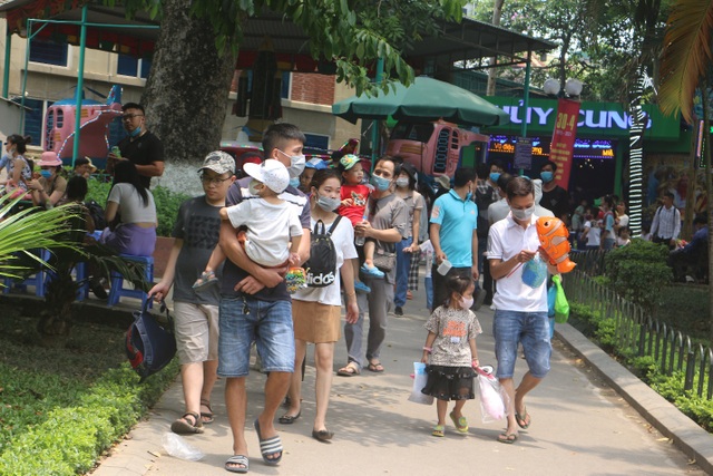 Hàng nghìn người đổ về công viên nghỉ lễ nhưng quên đeo khẩu trang - 8 Hàng nghìn người đổ về công viên nghỉ lễ nhưng quên đeo khẩu trang - 8