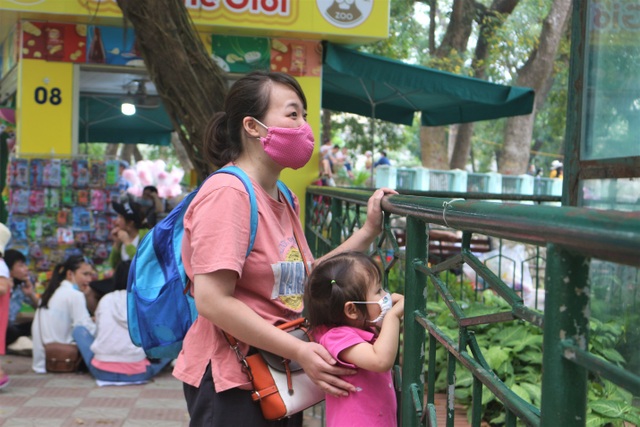 Hàng nghìn người đổ về công viên nghỉ lễ nhưng quên đeo khẩu trang - 9 Hàng nghìn người đổ về công viên nghỉ lễ nhưng quên đeo khẩu trang - 9