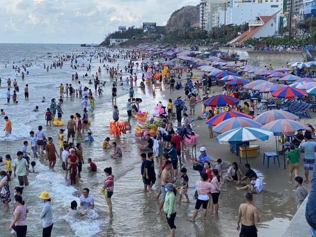 Vũng Tàu dừng nhiều dịch vụ, bay flycam tìm người không đeo khẩu trang - 1