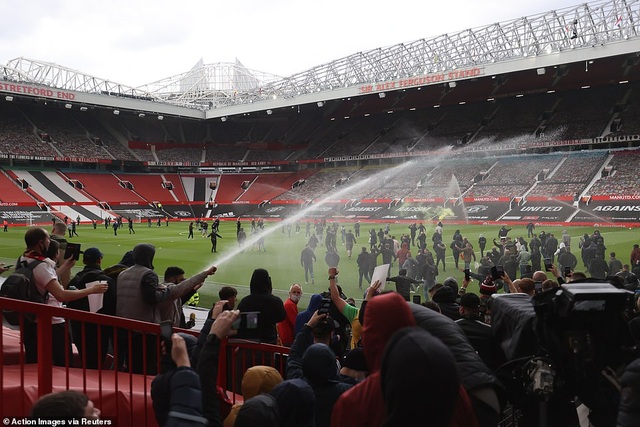 Old Trafford vỡ sân vì nhóm cổ động viên quá khích của Man Utd - 12 Old Trafford vỡ sân vì nhóm cổ động viên quá khích của Man Utd - 12