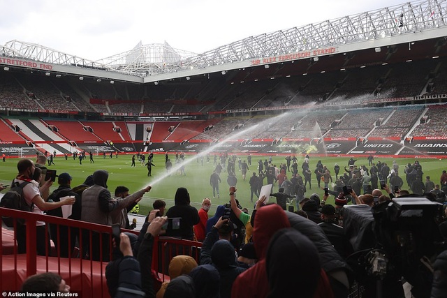 Old Trafford vỡ sân vì nhóm cổ động viên quá khích của Man Utd - 12