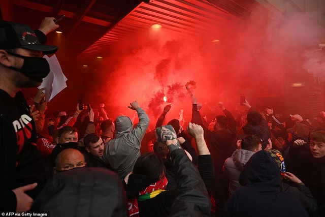 Old Trafford vỡ sân vì nhóm cổ động viên quá khích của Man Utd - 11 Old Trafford vỡ sân vì nhóm cổ động viên quá khích của Man Utd - 11